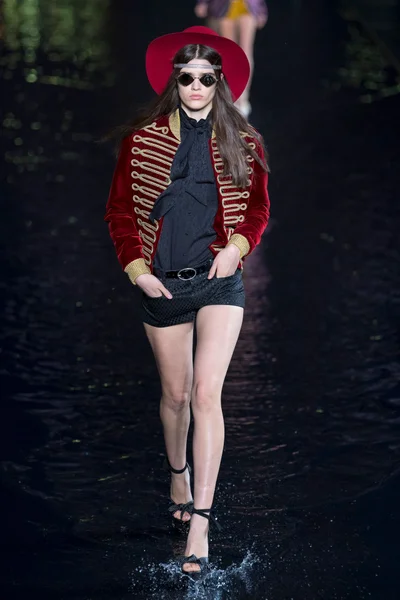 Look 25